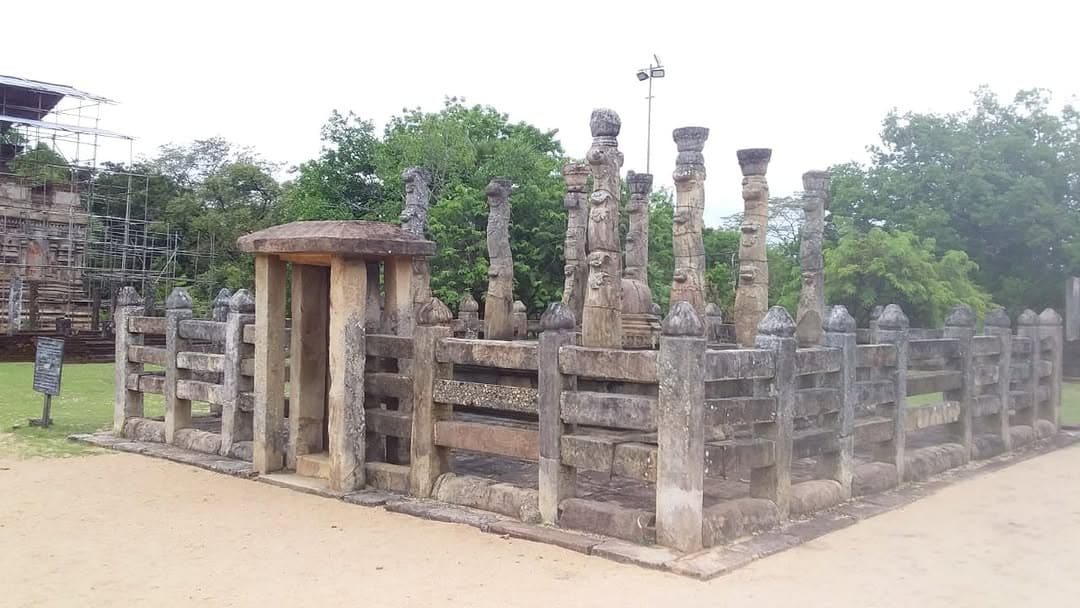 Nissanka Latha Mandapaya: Lotus-shaped stone pillars surrounding the central platform