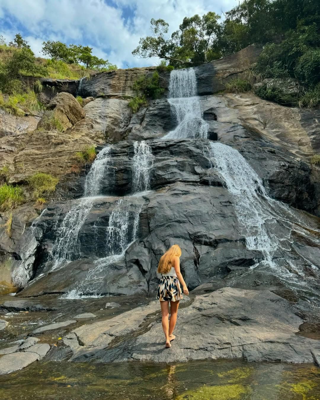 Diyaluma Falls - Beautiful waterfall in Sri Lanka