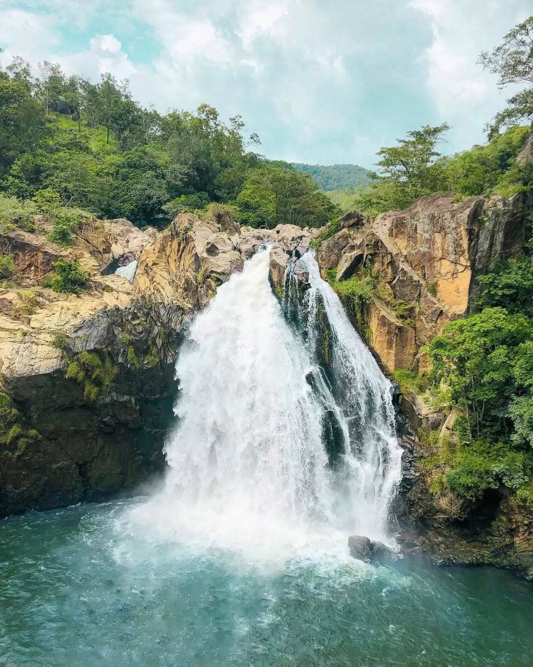 Duwili Ella Falls - Beautiful waterfall in Sri Lanka