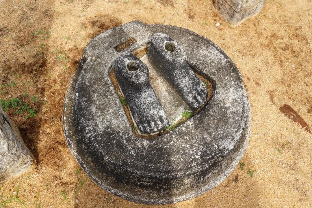 Hatadage: Interior view showing Buddha statues