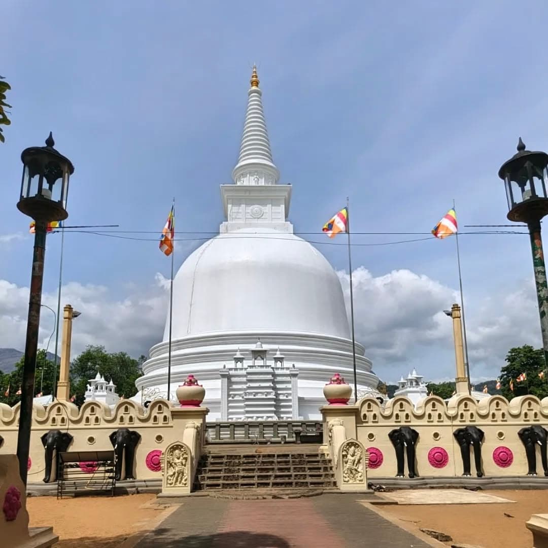 Mahiyangana Raja Maha Vihara golden stupa with pilgrims and ancient architecture