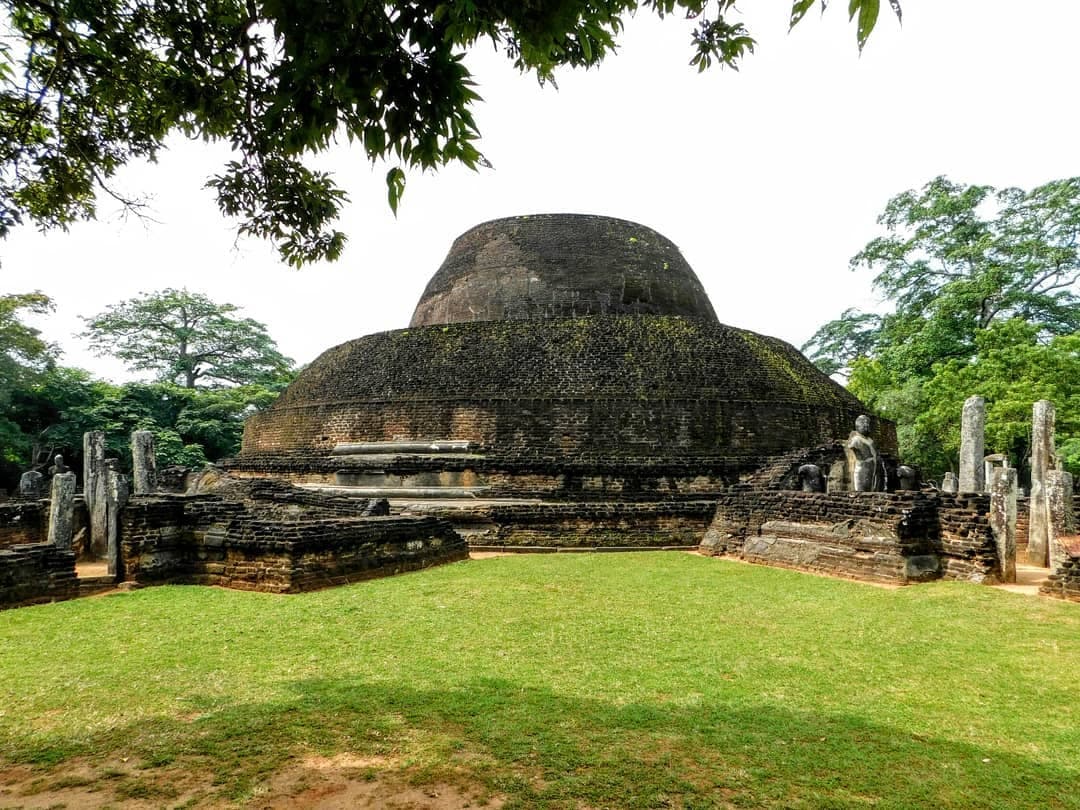 Pabalu Vehera stupa surrounded by smaller stupas and shrines
