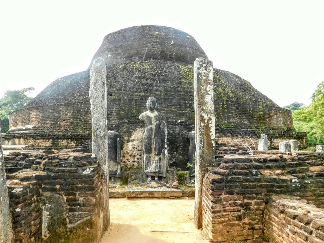 Pabalu Vehera stupa surrounded by smaller stupas and shrines