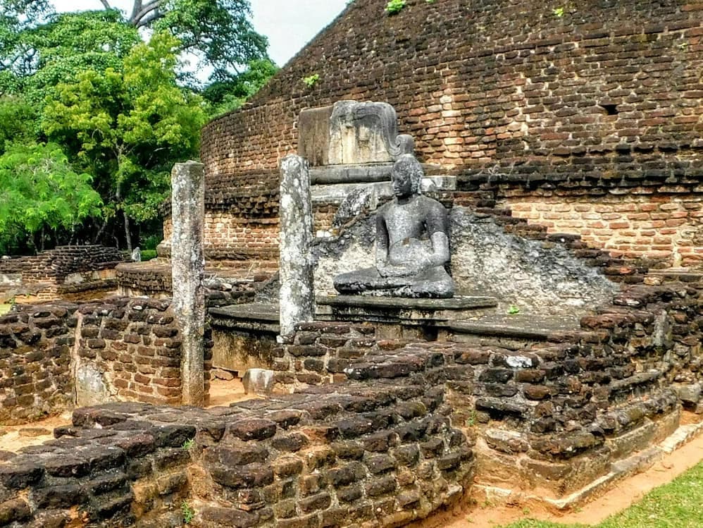 Pabalu Vehera stupa surrounded by smaller stupas and shrines