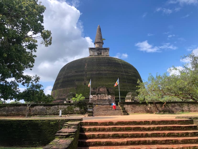 Rankoth Vehera showing the large dagoba and surrounding ruins (1 of 6)