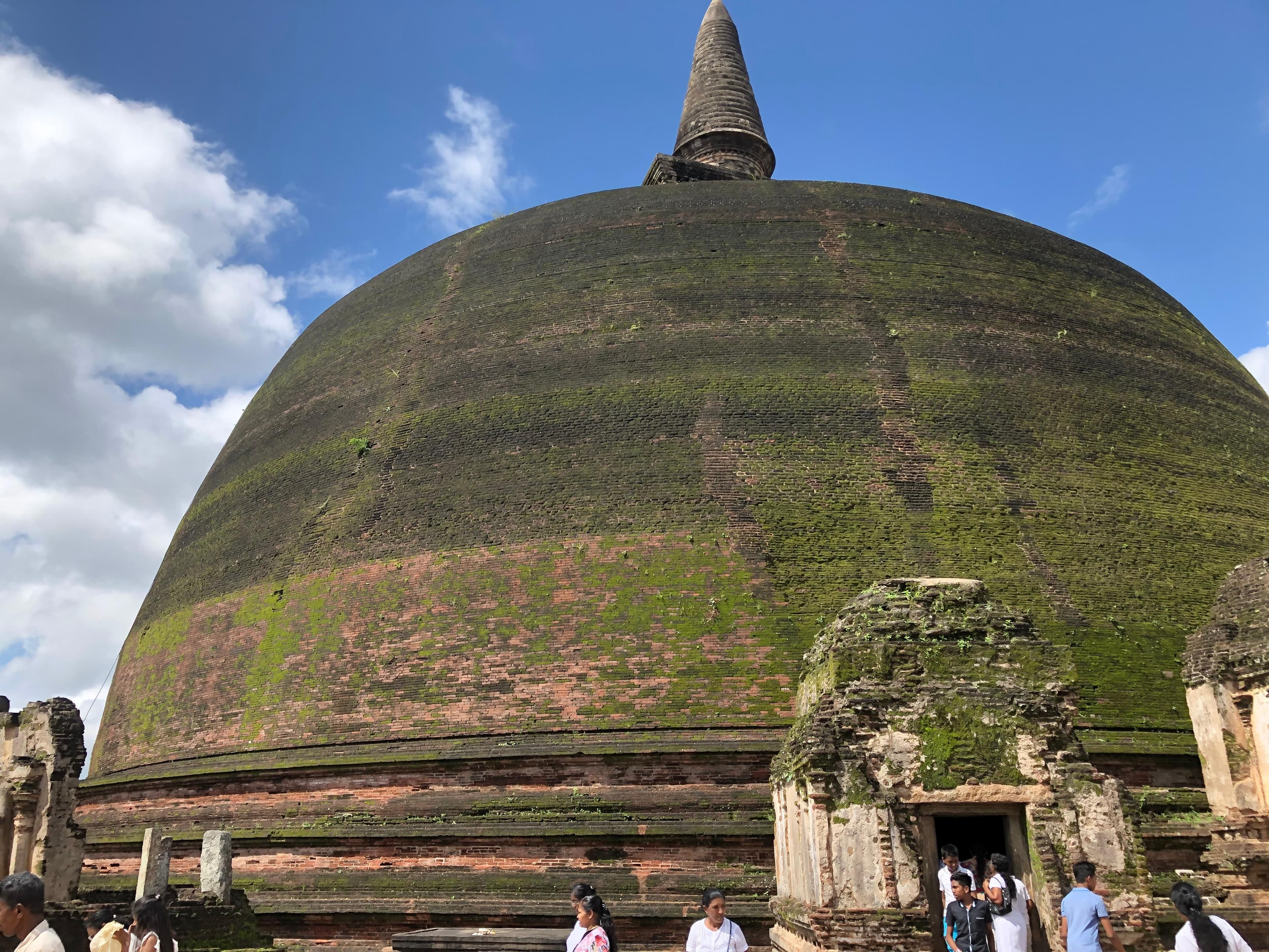 Devotees at Rankoth Vehera stupa