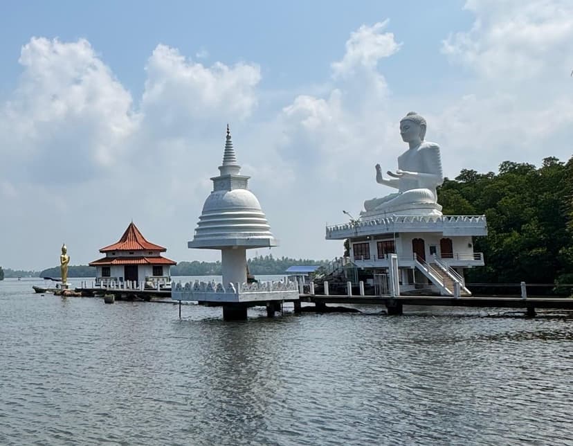 Udakotuwa temple complex showing main shrine and stupa